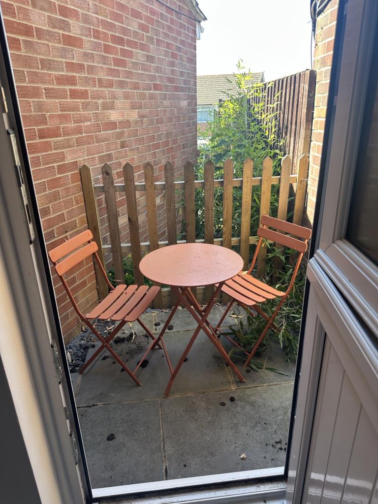 Lot: 70 - TOWN CENTRE BUILDING WITH OFF-ROAD PARKING - Courtyard are at rear
